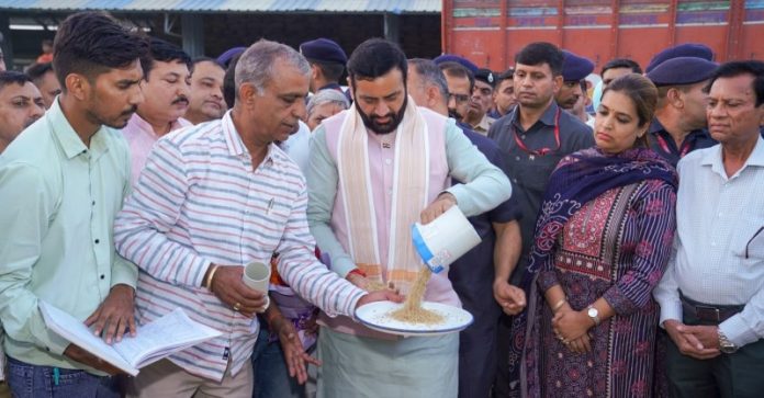 हरियाणा : सीएम नायब सिंह सैनी ने लाडवा अनाज मंडी में धान खरीद की व्यवस्थाओं का निरीक्षण किया