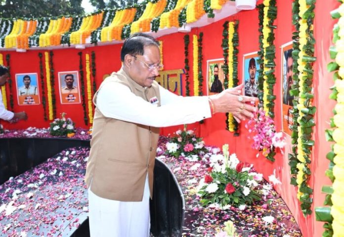 रायपुर : सीएम साय ने 'पुलिस स्मृति दिवस' पर वीर जवानों के सर्वोच्च बलिदान को नमन करते हुए उन्हें भावपूर्ण श्रद्धांजलि अर्पित की
