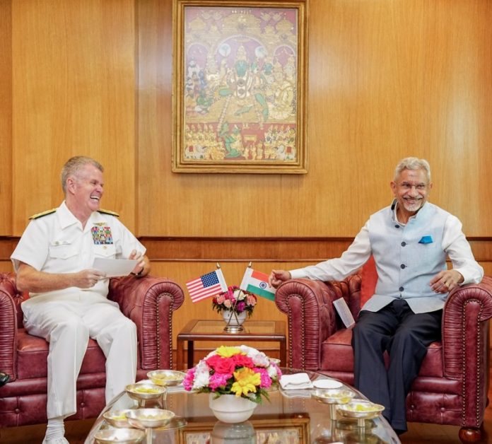 विदेश मंत्री डॉ. एस जयशंकर ने यूएस पैसिफिक कमांड के कमांडर एडमिरल सैमुअल जे. पापारो से मुलाकात की