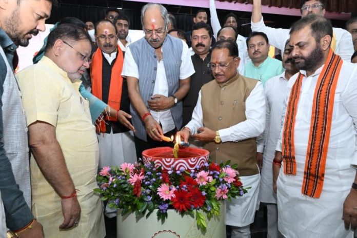 रायपुर : सीएम विष्णुदेव साय ‘विकसित भारत संकल्प सभा’ एवं ‘सेवा ज्योति यात्रा’ कार्यक्रम में हुए शामिल रायपुर : सीएम विष्णुदेव साय ‘विकसित भारत संकल्प सभा’ एवं ‘सेवा ज्योति यात्रा’ कार्यक्रम में हुए शामिल