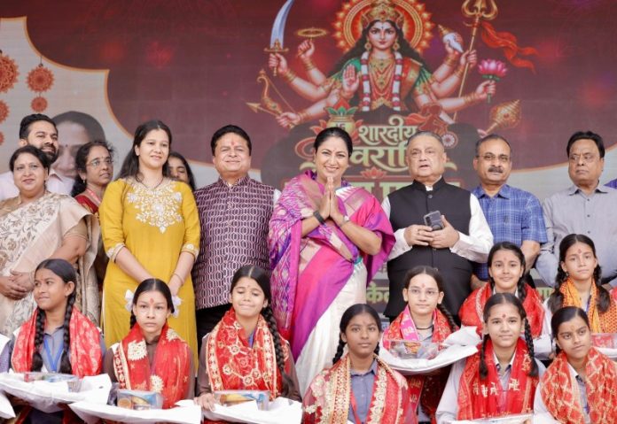 दिल्ली : सीएम रेखा गुप्ता ने शारदीय नवरात्रि के पावन अवसर पर शालीमार बाग स्थित 'सीएम श्री स्कूल' में कन्या पूजन किया
