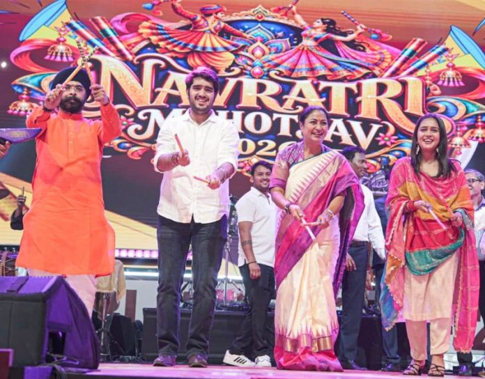 दिल्ली : सीएम रेखा गुप्ता ने छत्रसाल स्टेडियम में दिल्ली पर्यटन द्वारा आयोजित गरबा समारोह में भाग लिया