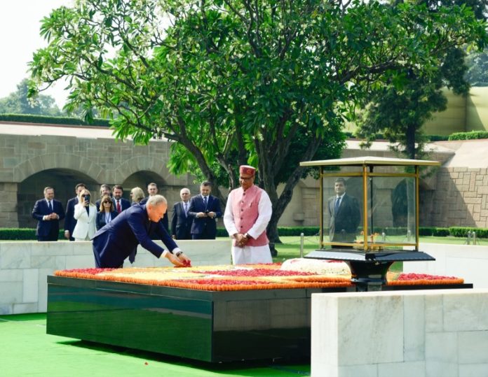 नई दिल्ली : पोलैंड के प्रधानमंत्री डोनाल्ड टस्क ने राजघाट पर महात्मा गांधी को पुष्पांजलि अर्पित की