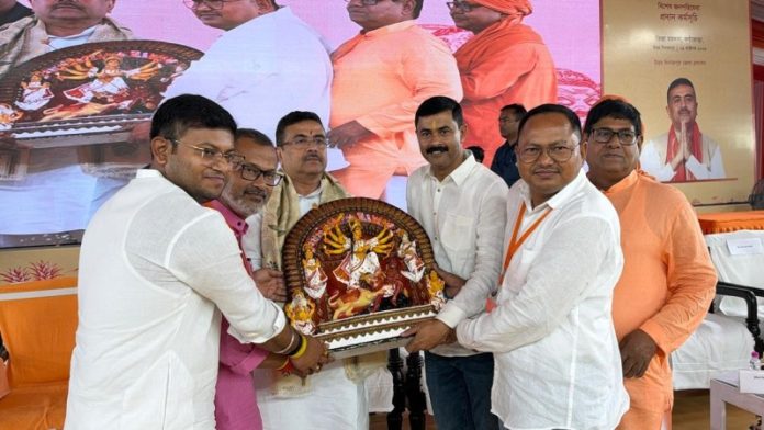 पश्चिम बंगाल : सीएम सुवेंदु अधिकारी ने उत्तर दिनाजपुर के करनाजोरा में राज्य सरकार द्वारा आयोजित 'विशेष जन-लाभ वितरण कार्यक्रम' में भाग लिया
