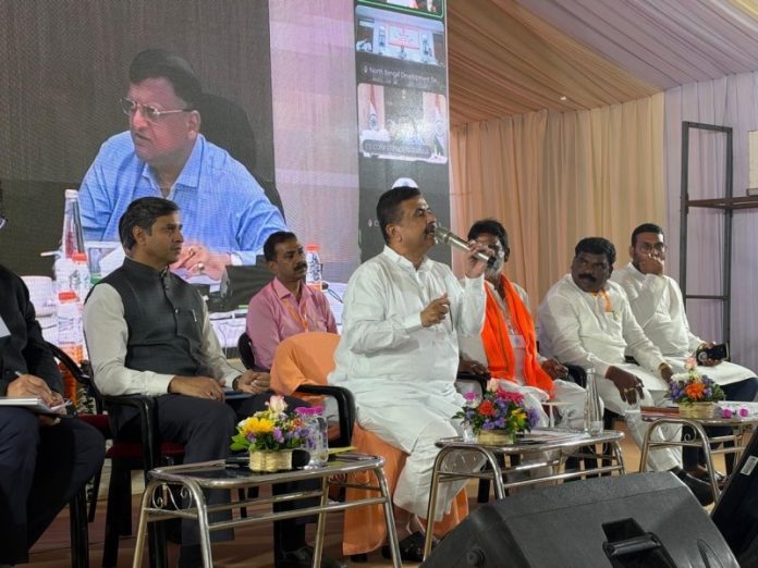 पश्चिम बंगाल : सीएम सुवेंदु अधिकारी ने मालदा में जिला प्रशासन के अधिकारियों और जन-प्रतिनिधियों के साथ समीक्षा बैठक की