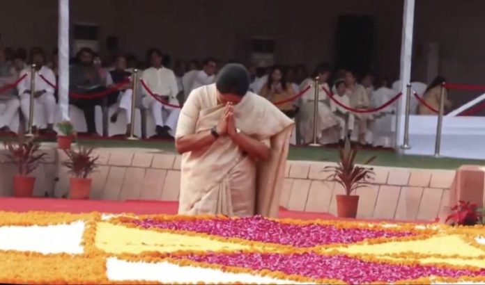 दिल्ली की मुख्यमंत्री रेखा गुप्ता ने पूर्व प्रधानमंत्री लाल बहादुर शास्त्री की जयंती पर विजय घाट पर उन्हें श्रद्धांजलि अर्पित की