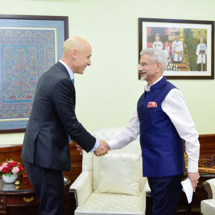 नई दिल्ली : विदेश मंत्री डॉ. एस जयशंकर ने स्विफ्ट के सीईओ जेवियर पेरेज़-टासो से मुलाकात की नई दिल्ली : विदेश मंत्री डॉ. एस जयशंकर ने स्विफ्ट के सीईओ जेवियर पेरेज़-टासो से मुलाकात की