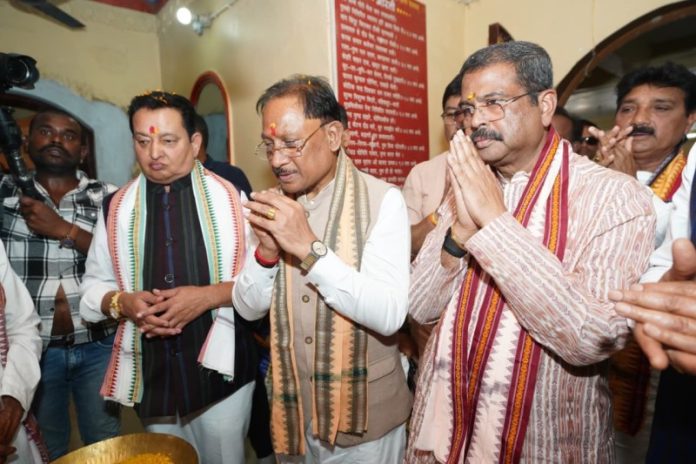 छत्तीसगढ़ : सीएम विष्णुदेव साय ने श्री श्री श्री रणेश्वर रामचंडी मंदिर में माँ रामचंडी एवं भगवान शिव की विधिवत पूजा-अर्चना की