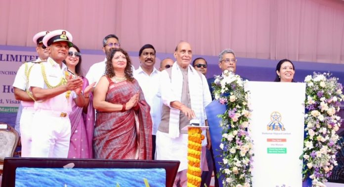 रक्षा मंत्री राजनाथ सिंह ने विशाखापत्तनम में हिंदुस्तान शिपयार्ड लिमिटेड में पहले फ्लीट सपोर्ट शिप (एफएसएस-1) ‘सूर्य’ को लॉन्च किया