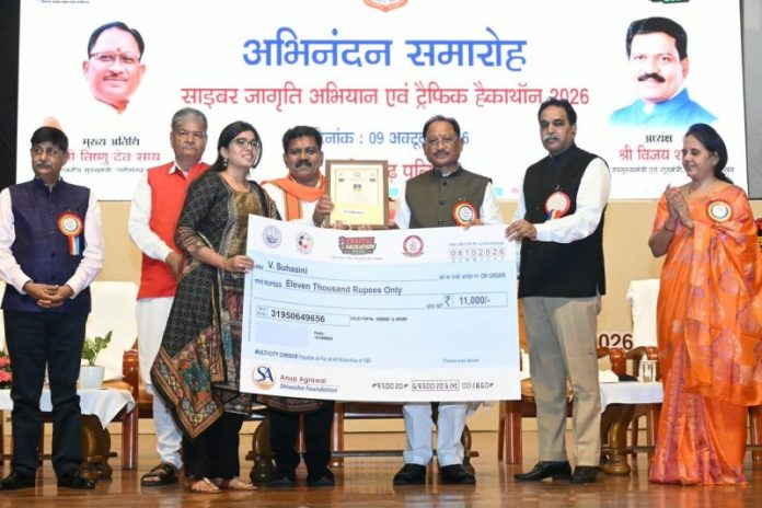 रायपुर : सीएम साय छत्तीसगढ़ पुलिस द्वारा आयोजित साइबर जागृति अभियान एवं ट्रैफिक हैकाथॉन-2026 के अभिनंदन समारोह में हुए शामिल