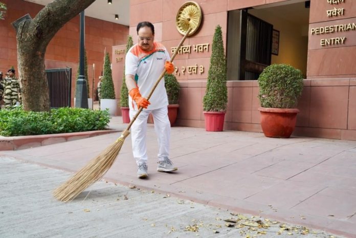 नई दिल्ली : केंद्रीय मंत्री जेपी नड्डा ने गांधी जयंती के अवसर पर कर्तव्य भवन-1 के समीप स्वच्छता के लिए श्रमदान किया