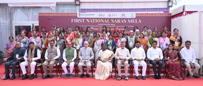 राष्ट्रपति मुर्मू ने आंध्र प्रदेश के विजयवाड़ा में आयोजित 'राष्ट्रीय सारस मेले' में शिरकत की राष्ट्रपति मुर्मू ने आंध्र प्रदेश के विजयवाड़ा में आयोजित 'राष्ट्रीय सारस मेले' में शिरकत की
