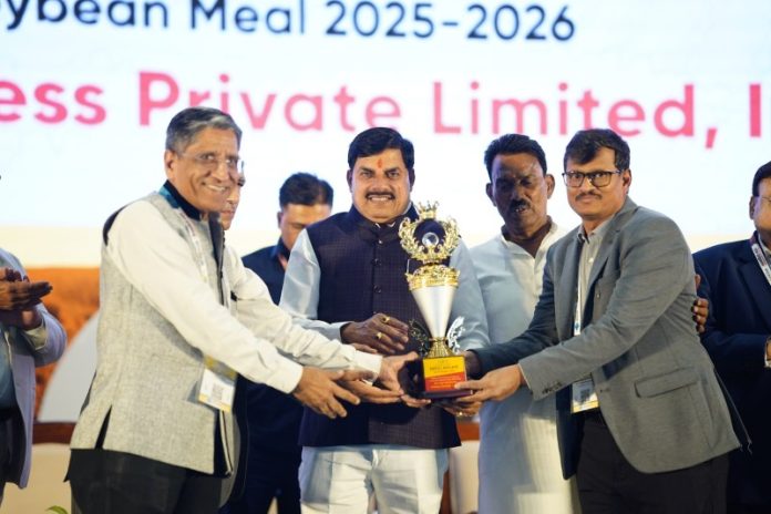 इंदौर : सीएम यादव ने 9वें अंतरराष्ट्रीय सोया कॉन्क्लेव में सोयाबीन आधारित उद्योगों में उत्कृष्ट प्रदर्शन करने वाले उद्यमियों को सम्मानित किया