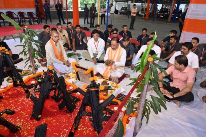 रायपुर : सीएम साय ने विजयादशमी के अवसर पर निवास कार्यालय में विधि-विधान से शस्त्रों की पूजा की और मां भगवती की आराधना की रायपुर : सीएम साय ने विजयादशमी के अवसर पर निवास कार्यालय में विधि-विधान से शस्त्रों की पूजा की और मां भगवती की आराधना की
