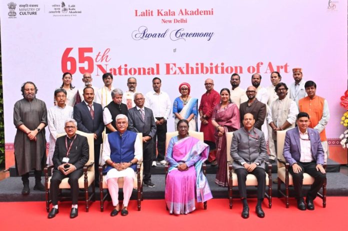 नई दिल्ली : राष्ट्रपति मुर्मू ने 65वीं राष्ट्रीय कला प्रदर्शनी के चयनित कलाकारों को ललित कला अकादमी पुरस्कार प्रदान किए नई दिल्ली : राष्ट्रपति मुर्मू ने 65वीं राष्ट्रीय कला प्रदर्शनी के चयनित कलाकारों को ललित कला अकादमी पुरस्कार प्रदान किए
