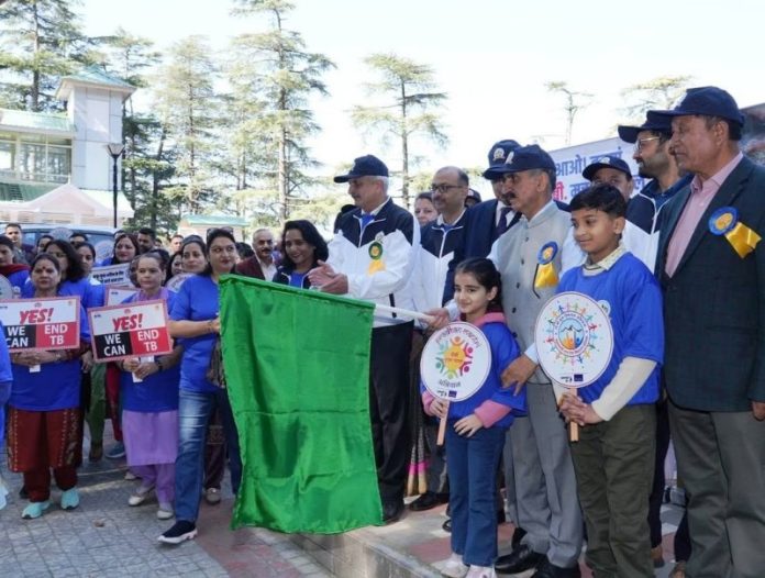 शिमला : सीएम सुक्खू ने ओक ओवर से इंदिरा गांधी राज्य खेल परिसर तक आयोजित वॉकथॉन को झंडी दिखाकर रवाना किया