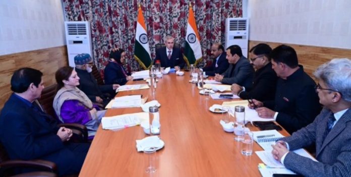 जम्मू-कश्मीर : मुख्यमंत्री ने श्रीनगर में मंत्रिपरिषद की एक बैठक की अध्यक्षता की