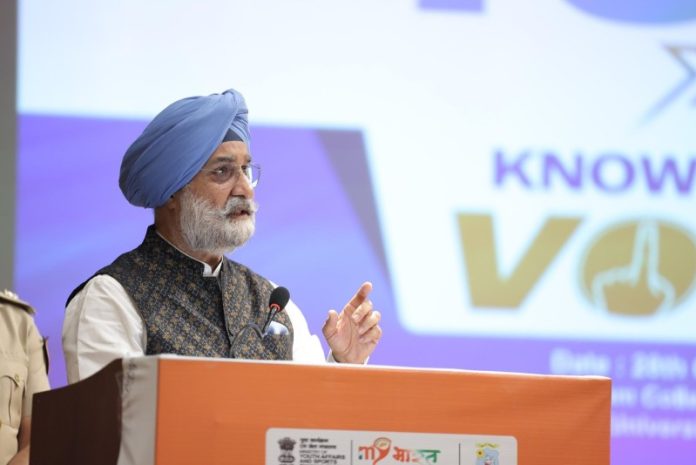 दिल्ली : उपराज्यपाल संधू ने दिल्ली विश्वविद्यालय के एसआरसीसी में आयोजित ‘माई भारत - विकसित भारत युवा संवाद’ में युवाओं को संबोधित किया