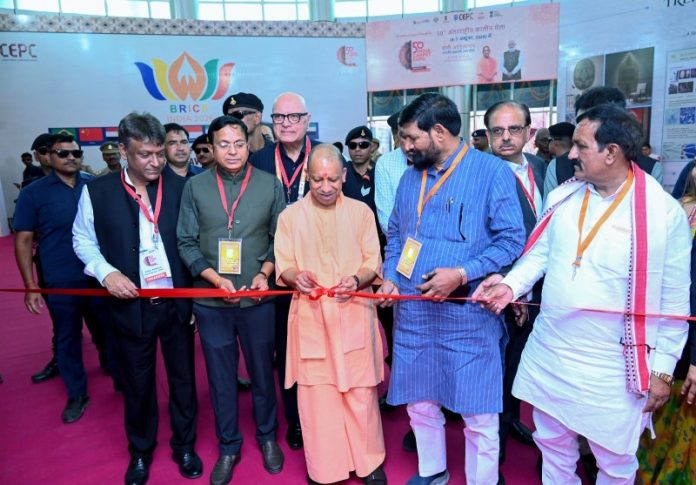 उप्र : सीएम योगी ने भदोही में 'इंडिया कारपेट एक्सपो' के स्वर्ण जयंती संस्करण का शुभारंभ किया