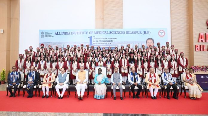 राष्ट्रपति द्रौपदी मुर्मू ने हिमाचल प्रदेश के बिलासपुर में एम्स बिलासपुर के पहले दीक्षांत समारोह में हिस्सा लिया