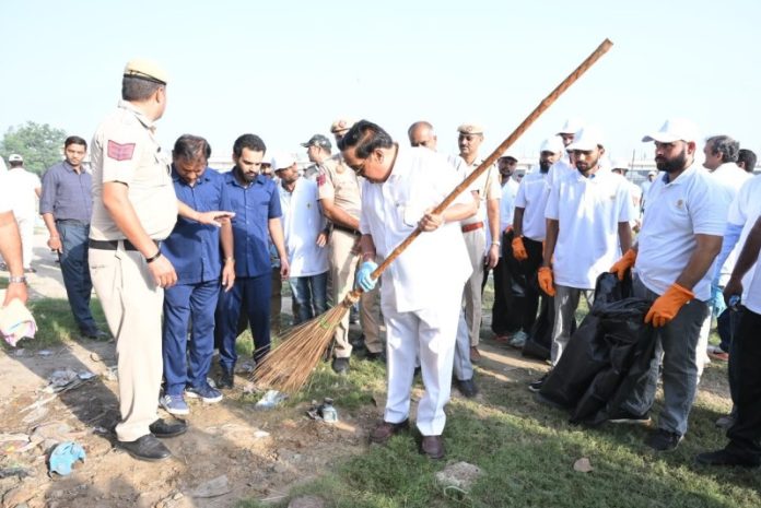 केंद्रीय जल शक्ति मंत्री सीआर पाटिल ने यमुना नदी के तट पर कालिंदी कुंज में आयोजित स्वच्छता अभियान में सहभागिता की