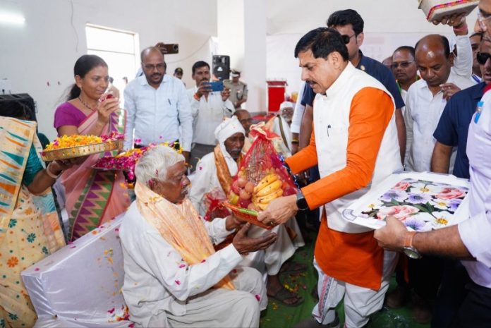 मप्र : सीएम डॉ. मोहन यादव ने पांढुर्णा जिले के सांदीपनि विद्यालय में वरिष्ठ जनों का सम्मान किया