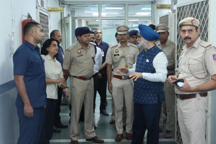 दिल्ली : उपराज्यपाल तरनजीत सिंह संधू ने द्वारका सेक्टर 23 स्थित पुलिस स्टेशन का औचक दौरा किया