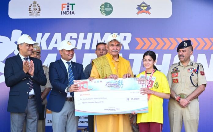 श्रीनगर : उपराज्यपाल मनोज सिन्हा ने जम्मू-कश्मीर पुलिस की 'कश्मीर मैराथन - रन फॉर यूनिटी' के विजेताओं को सम्मानित किया