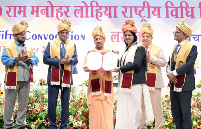 उप्र : सीएम योगी लखनऊ में डॉ. राम मनोहर लोहिया राष्ट्रीय विधि विश्वविद्यालय के पंचम दीक्षांत समारोह में हुए शामिल