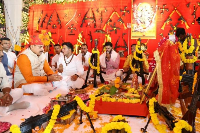 मप्र : सीएम यादव ने विजयादशमी के अवसर पर इंदौर पुलिस लाइन में आयोजित कार्यक्रम में सहभागिता कर विधि-विधान से शस्त्र पूजन किया