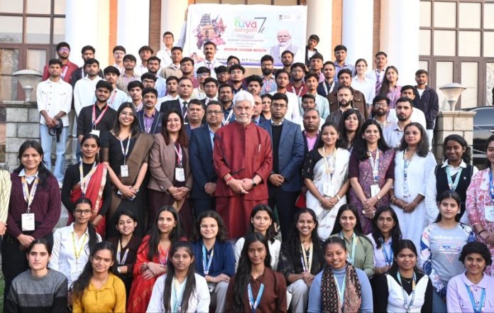 जम्मू-कश्मीर के उपराज्यपाल मनोज सिन्हा ने 'युवा संगम' में आईआईटी मुंबई के नेतृत्व में महाराष्ट्र के विभिन्न शिक्षण संस्थानों के छात्रों से की बातचीत