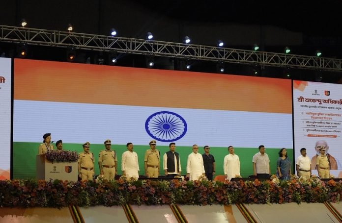 पश्चिम बंगाल : सीएम सुवेंदु अधिकारी ने नेताजी इंडोर स्टेडियम में राज्य सरकार के नवनियुक्त पुलिस कांस्टेबलों को नियुक्ति पत्र सौंपे
