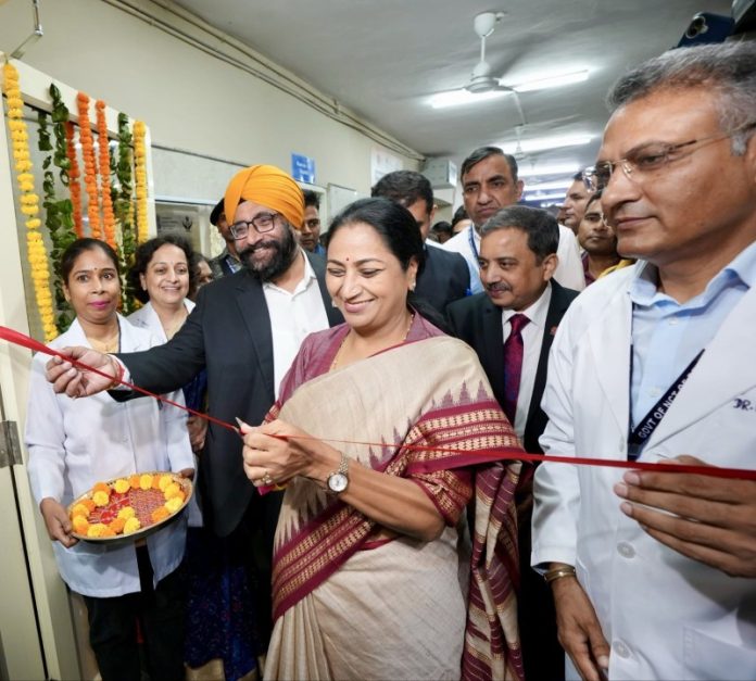 दिल्ली : सीएम रेखा गुप्ता ने एलएनजेपी अस्पताल में ड्यूल सोर्स 256 स्लाइस CT स्कैन मशीन और 3 टेस्ला MRI मशीनों का शुभारंभ किया