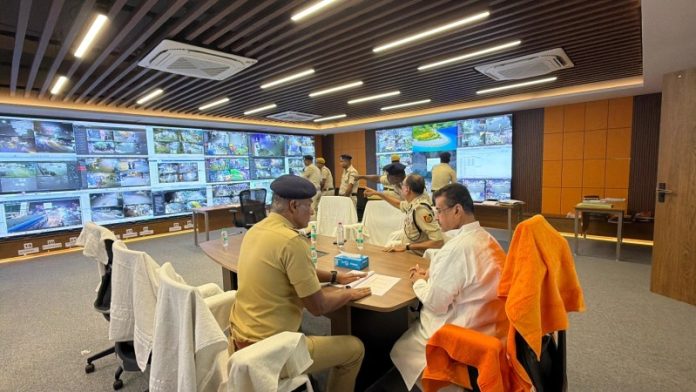 पश्चिम बंगाल : सीएम सुवेंदु अधिकारी ने कोलकाता के आरक्षा भवन में स्थित पश्चिम बंगाल पुलिस के ट्रैफिक कंट्रोल रूम का दौरा किया