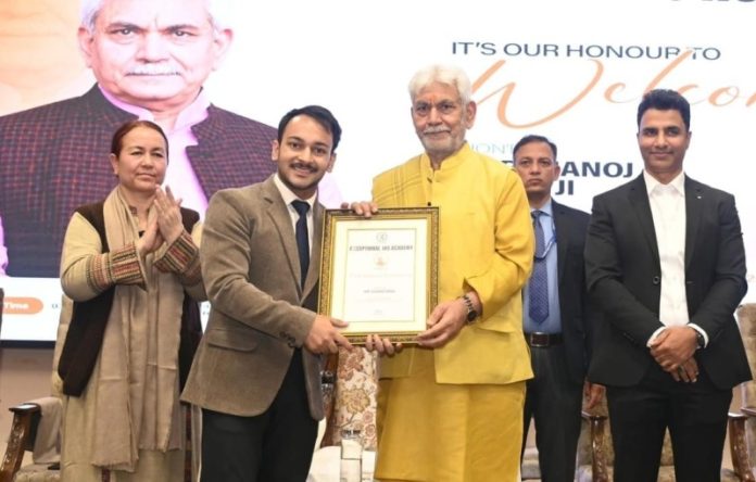 उपराज्यपाल मनोज सिन्हा ने जम्मू-कश्मीर केंद्र शासित प्रदेश के यूपीएससी 2025 और जेकेएएस 2024 के सफल उम्मीदवारों को सम्मानित किया