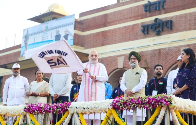 नई दिल्ली : केंद्रीय गृह मंत्री अमित शाह ने ‘राष्ट्रीय एकता दिवस’ पर लोगों को राष्ट्रीय एकता की शपथ दिलाकर ‘एकता दौड़’ को झंडी दिखाई