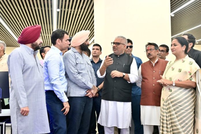 दिल्ली : केंद्रीय मंत्री भूपेंद्र यादव ने शास्त्री पार्क स्थित इंटीग्रेटेड कमांड एंड कंट्रोल सेंटर का दौरा किया