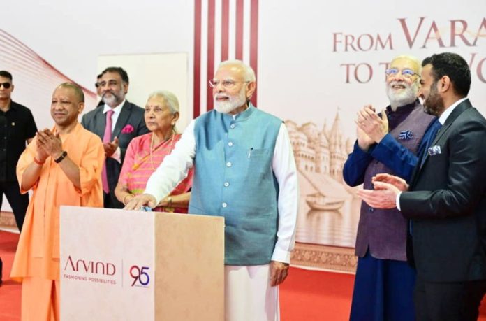 वाराणसी : पीएम मोदी ने अरविंद लिमिटेड की नई परिधान निर्माण इकाई का उद्घाटन किया