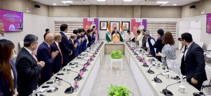 लखनऊ : सीएम योगी ने सिंगापुर के शीर्ष उद्योगपतियों एवं निवेशकों के 14 सदस्यीय उच्चस्तरीय व्यापारिक प्रतिनिधिमंडल के साथ बैठक की