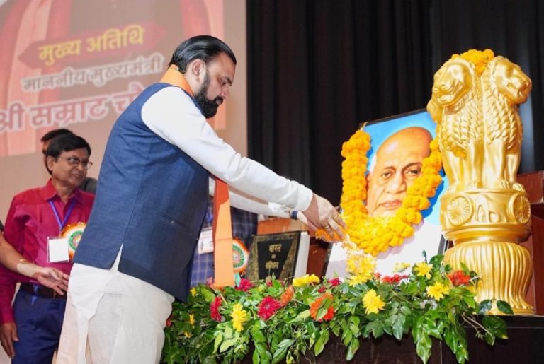 बिहार : सीएम सम्राट चौधरी ने सरदार वल्लभभाई पटेल की जयंती के अवसर पर आयोजित समारोह में उन्हें पुष्पांजलि अर्पित की
