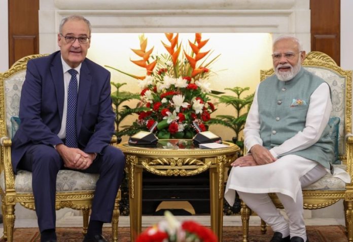 नई दिल्ली : पीएम मोदी ने हैदराबाद हाउस में स्विस रिपब्लिक के राष्ट्रपति गाइ परमेलिन के साथ द्विपक्षीय वार्ता की