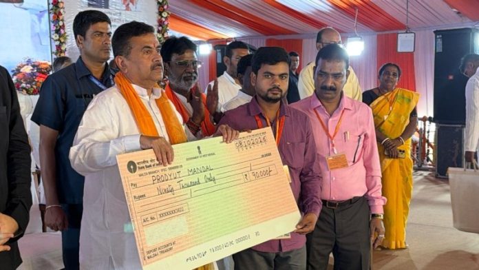 पश्चिम बंगाल : सीएम सुवेंदु अधिकारी ने मालदा के भूतनी चार में बाढ़ और नदी के कटाव से प्रभावित परिवारों को आर्थिक सहायता दी