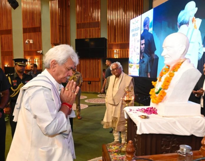 जम्मू-कश्मीर : उपराज्यपाल मनोज सिन्हा ने गांधी जयंती के अवसर पर स्कूल शिक्षा विभाग और संस्कृति विभाग द्वारा आयोजित कार्यक्रम में भाग लिया