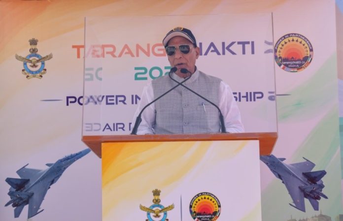 रक्षा मंत्री राजनाथ सिंह ने एयर फोर्स स्टेशन जोधपुर में 'एक्सरसाइज तरंग शक्ति 2026' के प्रतिभागियों को संबोधित किया