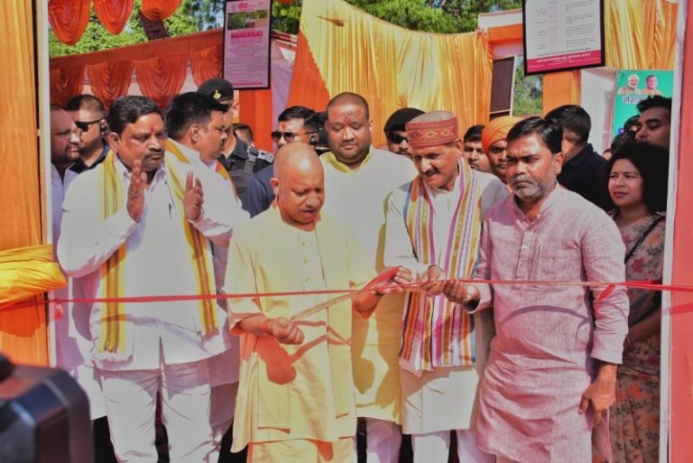 उप्र : सीएम योगी ने बलरामपुर के तुलसीपुर स्थित आदिशक्ति माँ पाटेश्वरी देवी शक्तिपीठ परिसर में विराट किसान मेले का शुभारंभ किया