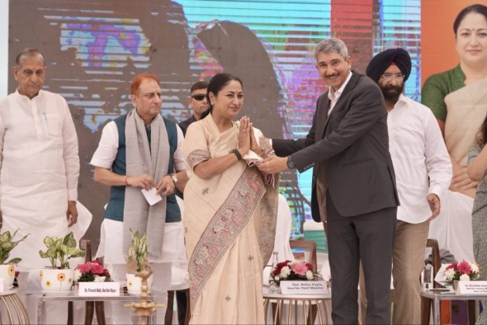 सीएम रेखा गुप्ता ने एमसीडी स्कूलों के 5 लाख से अधिक बच्चों की यूनिफॉर्म और स्कूल बैग के लिए ₹70.69 करोड़ की राशि ट्रांसफर की