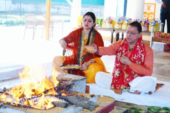उत्तराखंड : सीएम धामी ने शारदीय नवरात्रि की महानवमी के अवसर पर शासकीय आवास में विधि-विधान से हवन एवं पूजा-अर्चना की