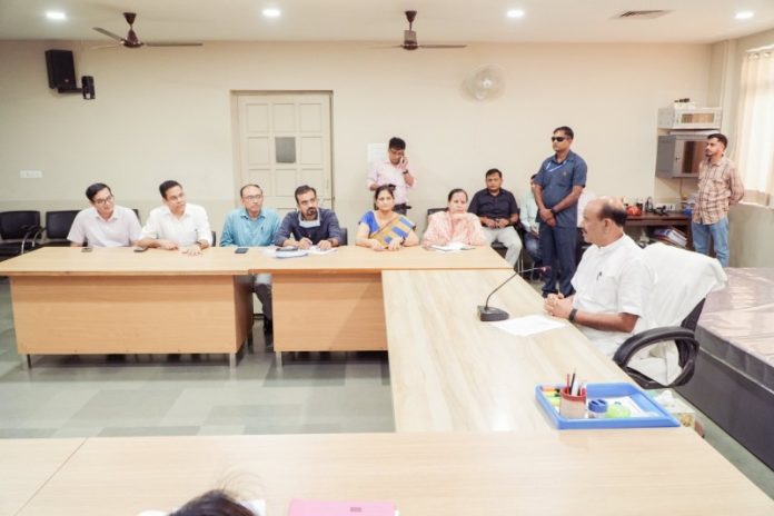 कोटा : लोकसभा अध्यक्ष ओम बिरला ने चिकित्सा एवं स्वास्थ्य विभाग तथा कोटा मेडिकल कॉलेज अस्पताल के अधिकारियों के साथ बैठक की