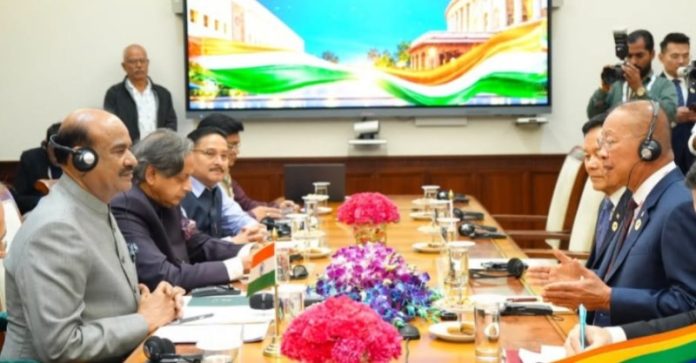 नई दिल्ली : लोकसभा अध्यक्ष ओम बिरला ने थाईलैंड की सीनेट के अध्यक्ष मोंगकोल सुरासज्जा से मुलाकात की नई दिल्ली : लोकसभा अध्यक्ष ओम बिरला ने थाईलैंड की सीनेट के अध्यक्ष मोंगकोल सुरासज्जा से मुलाकात की