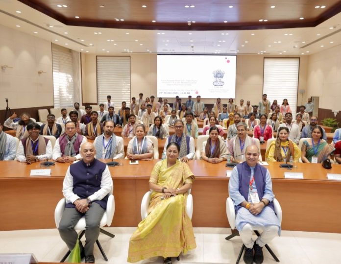 दिल्ली : सीएम रेखा गुप्ता ने दिल्ली सचिवालय में सेंट्रल यूनिवर्सिटी ऑफ तमिलनाडु के 48 छात्रों और 5 शिक्षकों का स्वागत किया दिल्ली : सीएम रेखा गुप्ता ने दिल्ली सचिवालय में सेंट्रल यूनिवर्सिटी ऑफ तमिलनाडु के 48 छात्रों और 5 शिक्षकों का स्वागत किया